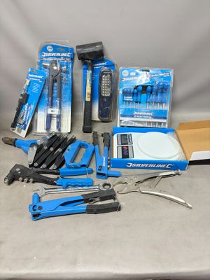 un grand nombre d'outils posés sur une table