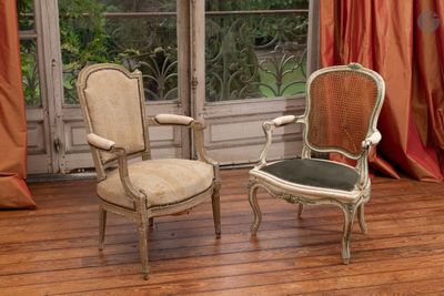 deux chaises placées devant une fenêtre