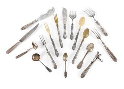 un assortiment d'argenterie comprenant des fourchettes, des cuillères et des cuillères-cuillères