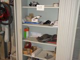 une armoire blanche dont la porte est ornée d'un vélo