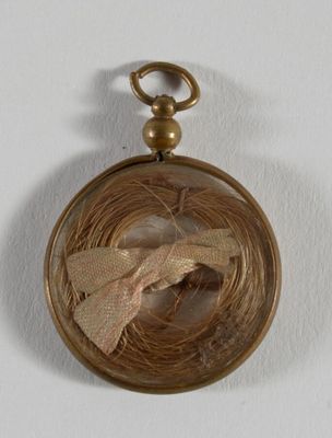 Médaillon circulaire à monture en laiton, vitré des deux côt…