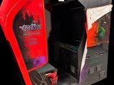 une console de jeux vidéo rouge et noire dans une pièce noire