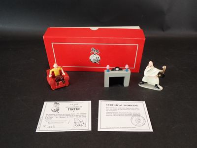 une boîte rouge sur laquelle sont posées quelques petites figurines