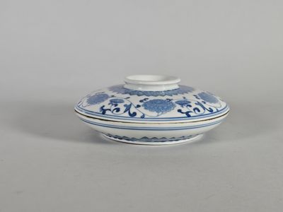Boite lenticulaire à hors d’œuvres en porcelaine bleu-blanc,…