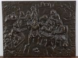 une photo d'une plaque en bronze représentant un groupe de soldats