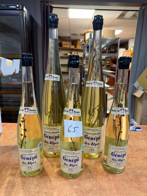 plusieurs bouteilles de vin sont alignées sur un comptoir