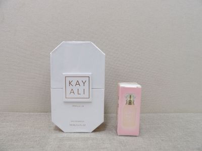 la boîte est blanche et il y a une boîte rose à côté