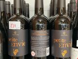 plusieurs bouteilles de vin sont alignées sur un comptoir