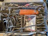 une boîte à outils posée sur une table