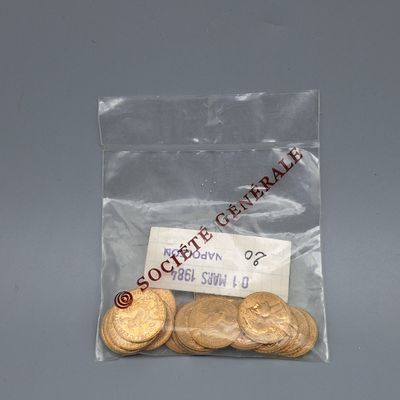 un sac de pièces d'or posé sur une table