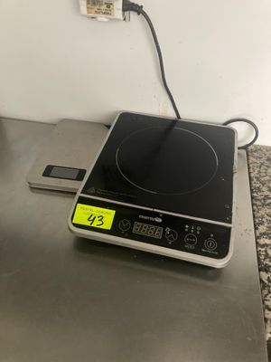 une photo d'une balance numérique posée sur un plan de travail