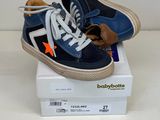 une paire de chaussures qui se trouve sur le dessus d'une boîte