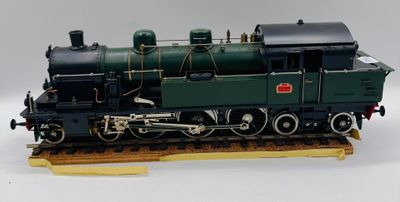 un train miniature posé sur une plate-forme en bois, sur une surface blanche