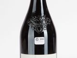 une bouteille de vin posée sur une table