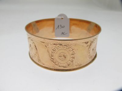 un bracelet en or orné d'un dragon