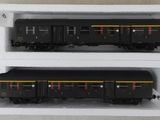 deux wagons noirs et jaunes dans une boîte blanche