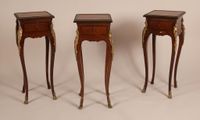 Suite de quatre tables d'appoint de forme galbée toutes face…
