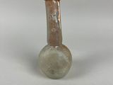un petit vase en verre posé sur une table