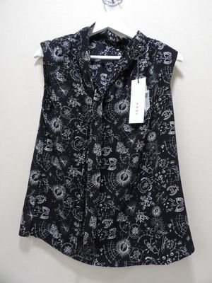 une chemise à motifs cachemire noir et blanc suspendue à un cintre