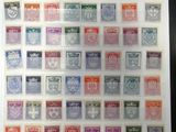 une image d'une collection de timbres sur une table