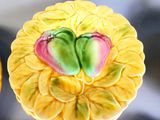 un cupcake jaune surmonté d'un cœur