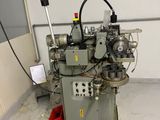 une machine qui se trouve à l'intérieur d'un bâtiment