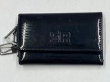 étui à cartes de visite en cuir avec des initiales gravées sur un fond blanc
