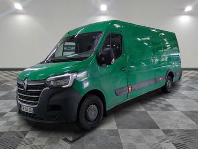 une photo d'une camionnette verte garée dans une pièce