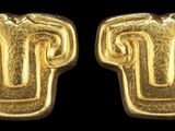 deux boucles d'oreilles en or ornées d'un motif stylisé