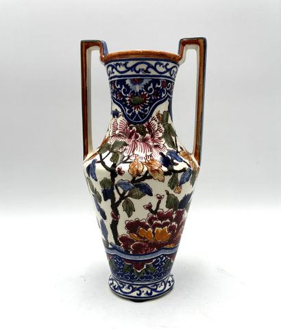 GIEN - Vase à deux anses en faïence émaillée polychrome à décor d...