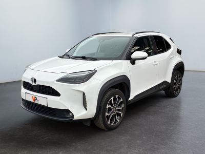 un SUV Toyota C-HR blanc garé dans une pièce
