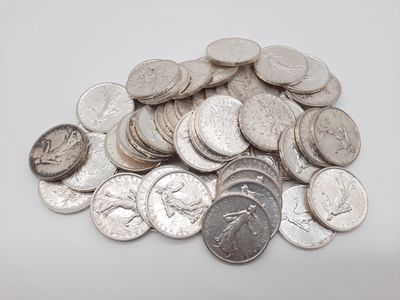 une pile de pièces d'argent sur une surface blanche