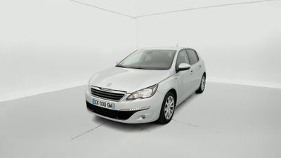 La voiture blanche est garée dans une pièce blanche au sol blanc.