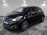 la petite voiture noire est garée dans le garage sur un sol en damier