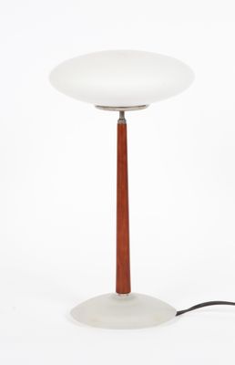 une photo d'une lampe de table avec un pied en bois et un abat-jour en verre blanc