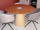 trois chaises disposées autour d'une table ronde dans une pièce