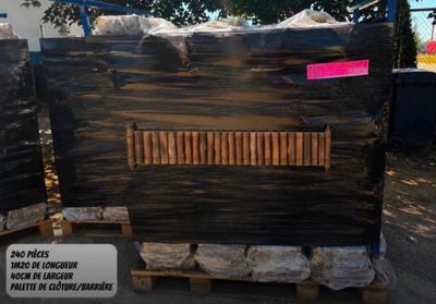 deux palettes de bois posées sur une palette