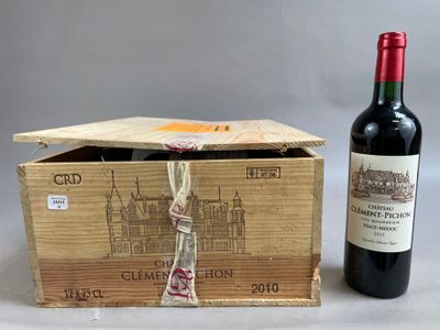 une bouteille de vin et une boîte de vin posées sur une table