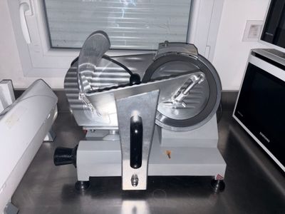 Une trancheuse à jambon KROS.