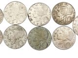 gros plan d'un paquet de pièces de monnaie sur une surface blanche