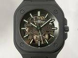 gros plan d'une montre sur fond blanc