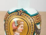 une petite bouteille sur laquelle figure l'image d'une femme