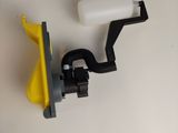 un objet jaune et noir sur une surface blanche