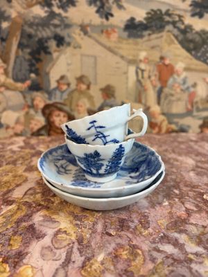 une tasse à thé et sa soucoupe posées sur une table