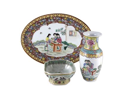 deux vases et une assiette décorés d'une peinture