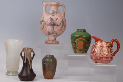 de nombreux vases posés sur une étagère transparente
