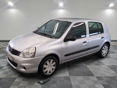 la photo d'une petite voiture argentée garée dans un garage