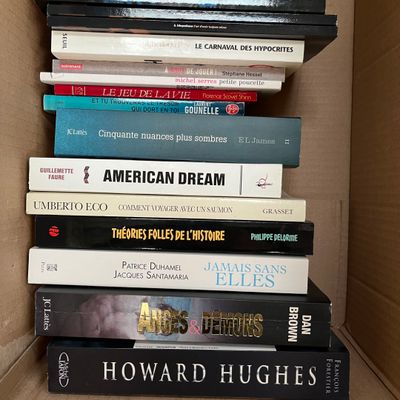 plusieurs livres empilés dans une boîte