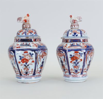 une paire de vases bleus et blancs ornés de coqs et de fleurs