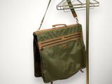 un sac suspendu à un portant à vêtements, à côté d'un porte-manteau